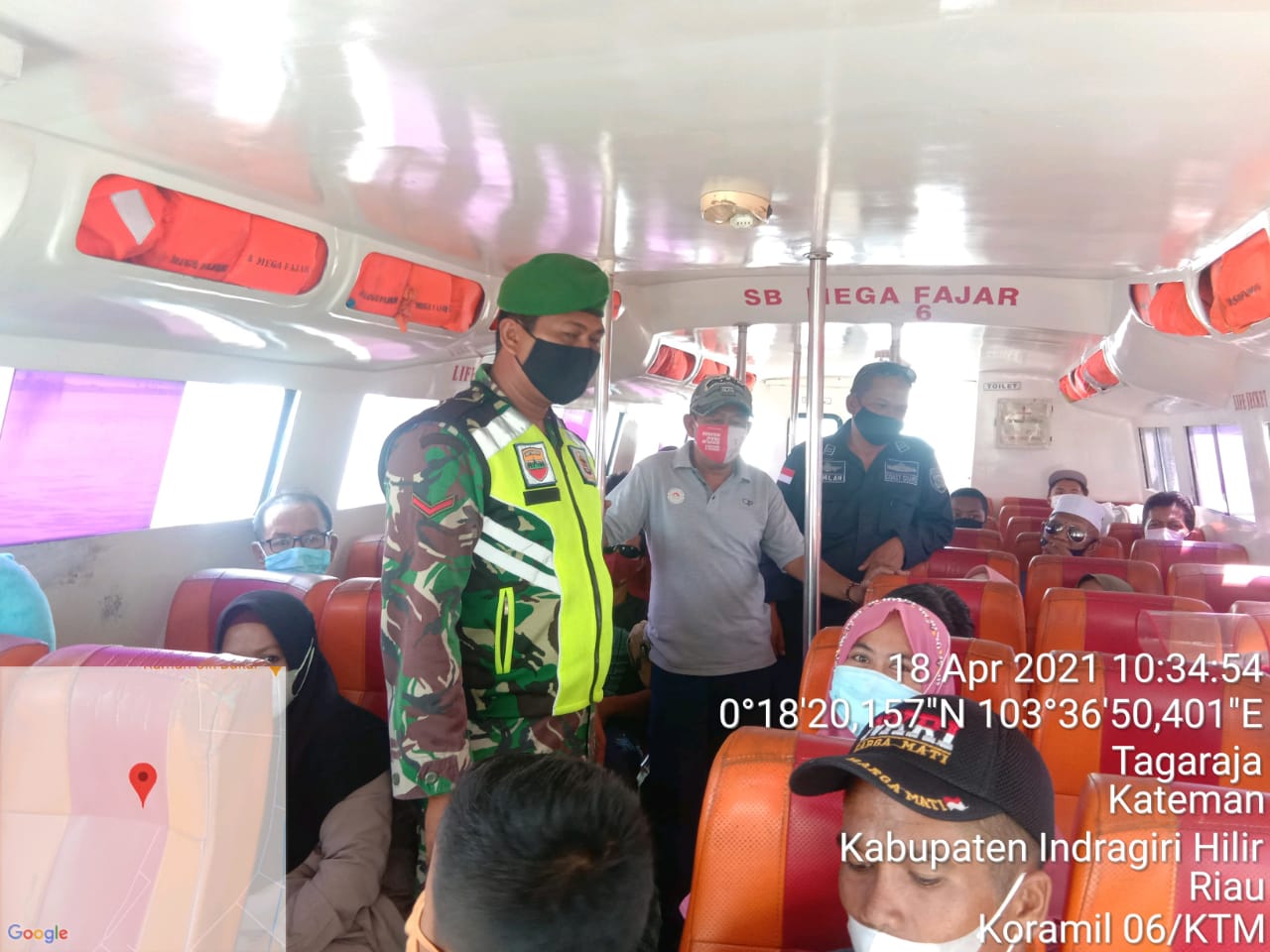 TNI Kopda Al Alim Rutin Laksanakan Penegakan Prokes di Pelabuhan Sungai Guntung