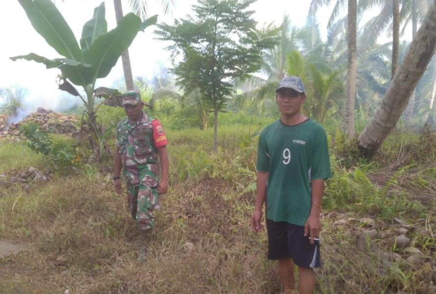 Patroli Karlahut Rutin Babinsa Koramil 03/Tpl Upaya Mencegah Terjadinya Kebakaran Wilayah Binaan