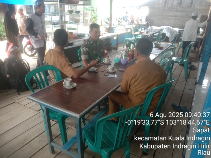 Komsos di Kelurahan Sapat: Babinsa Serda Ali B. Harahap dan Masyarakat Bersinergi untuk Menjaga Nilai-Nilai Pancasila