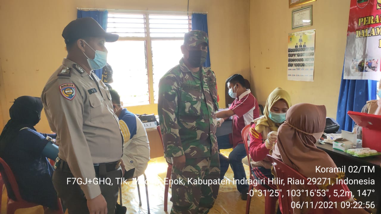 Babinsa Koramil 02/Tanah Merah Dampingi Vaksinasi di Kelurahan Teluk Medan