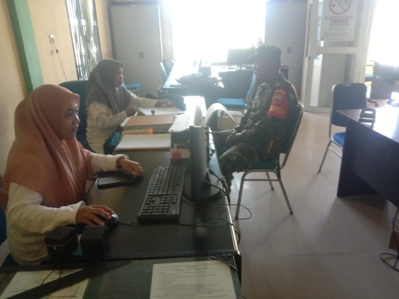 Jaga Kondusifitas Wilayah, Babinsa Koramil 03/Tpl Komsos Bersama Perangkat Kelurahan