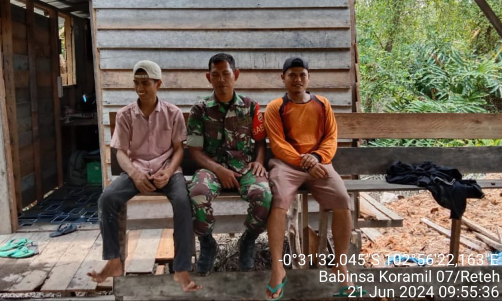 Babinsa Serka Yadi Yanto Saling Berbagi Informasi Terkait Situasi di Wilayah Binaan