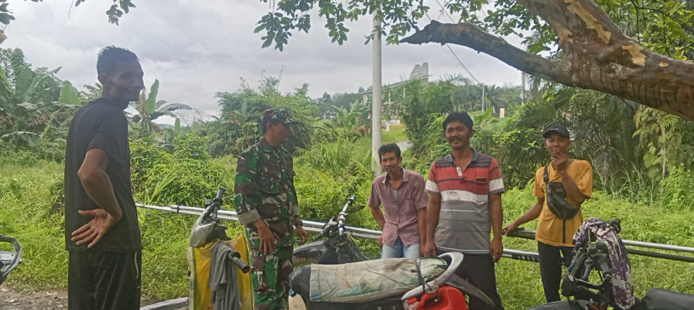 Melalui Komsos, Babinsa Koramil 09/Kmg Berikan Informasi Kepada Masyarakat Setempat