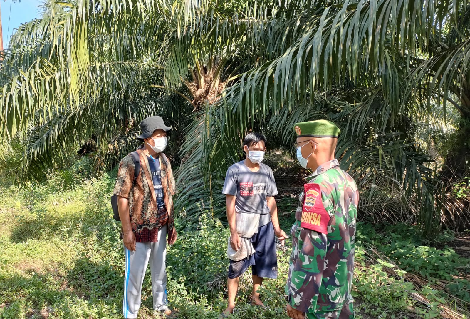 Peduli Terhadap Lingkungan, Babinsa Koramil 04/Kuindra Turun Ke Wilayah
