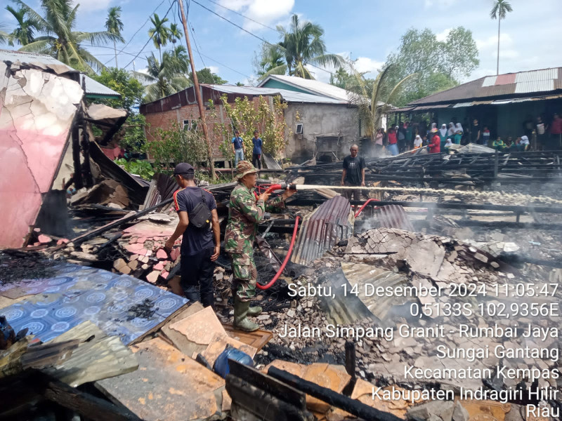 Si Jago Merah Hanguskan 3 Unit Rumah, Babinsa Koramil 03/Tpl Bantu Padamkan Api