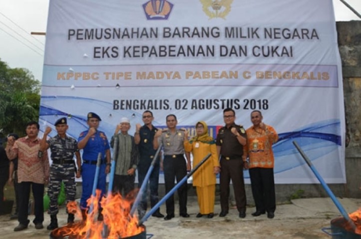 3 Truk Barang Sitaan Dimusnakhkan Bea Cukai Bengkalis 
