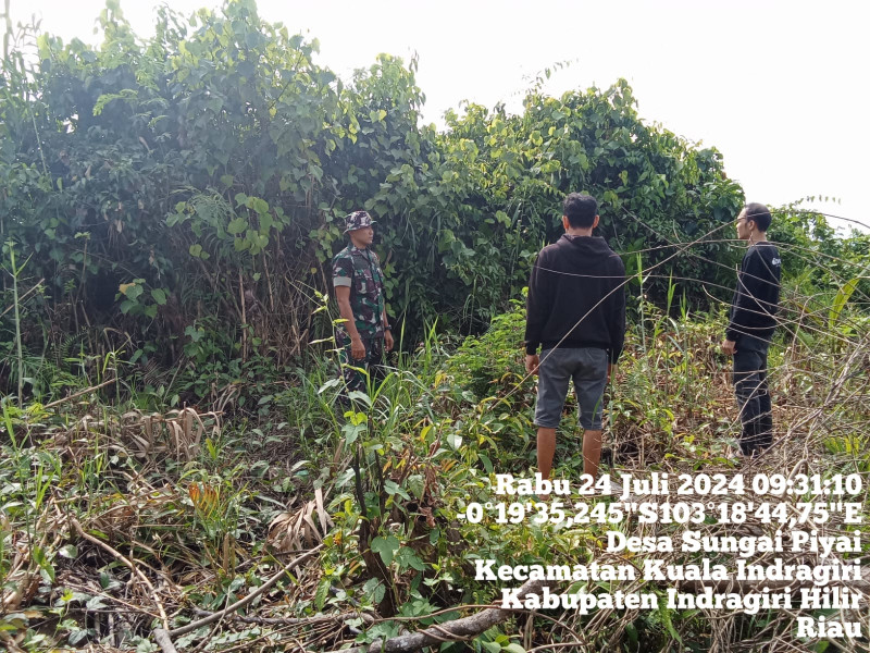 Peduli Antar Sesama, Babinsa Koramil 04/Kuindra Jaga Hutan dan Lahan Dari Kebakaran di Binaan