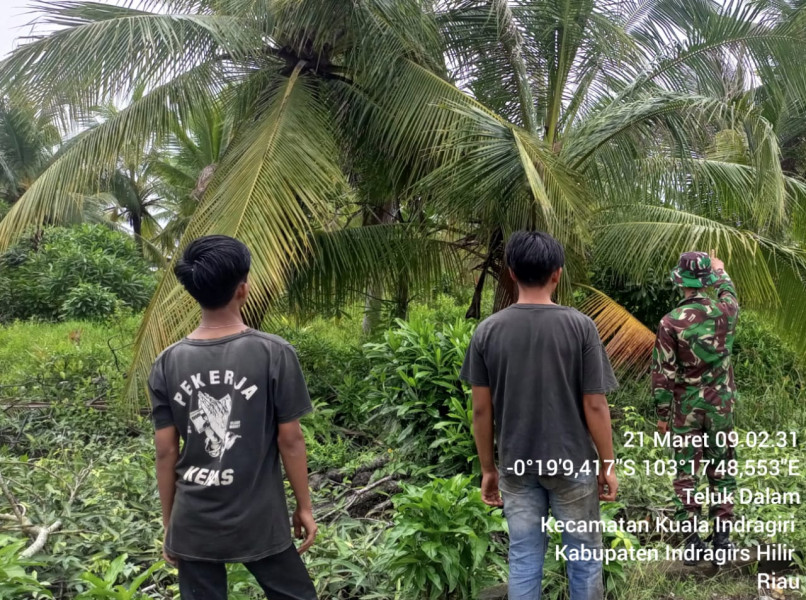 Cegah Kebakaran Bersama Babinsa Koramil 04/Kuindra Bersama Warga