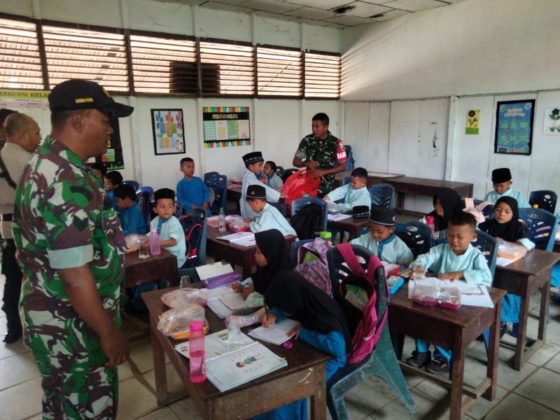 Babinsa Koramil 09/Kemuning Turut Sukseskan Program Makan Bergizi Oleh PT Samudra Agro Mas untuk Siswa SDN 008 Keritang