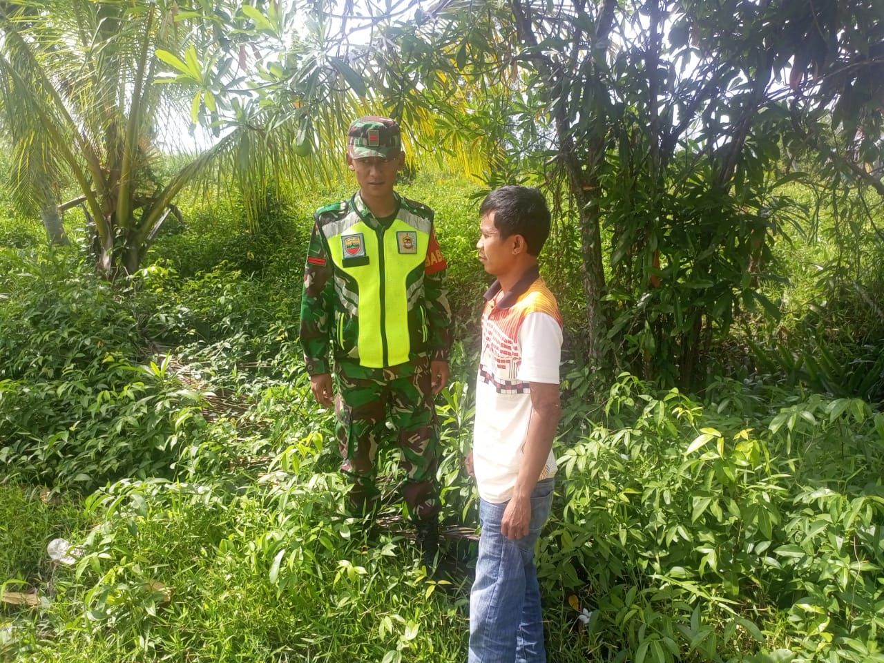 Babinsa Koramil 04/Kuindra Bersama Petani Rutin Lakukan Patroli Karlahut