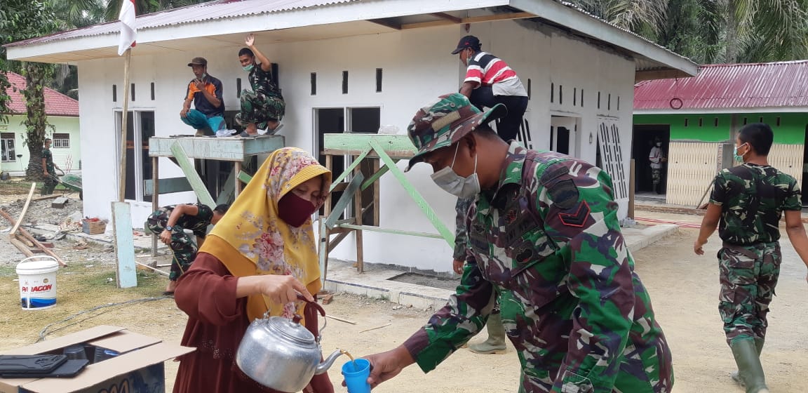 Berikan Dukungan, Bu Liana Berikan Minuman dan Snack Untuk TNI