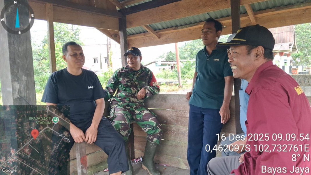 Babinsa Koramil 03/Tpl dan Warga Binaan Kulim Jaya: Pos Kamling Jadi Tanda Kebersamaan Baru