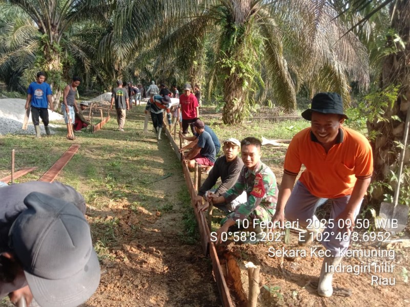 Babinsa Koramil 09/Kemuning Mengembangkan Hubungan yang Harmonis dengan Masyarakat melalui Kegiatan Goro