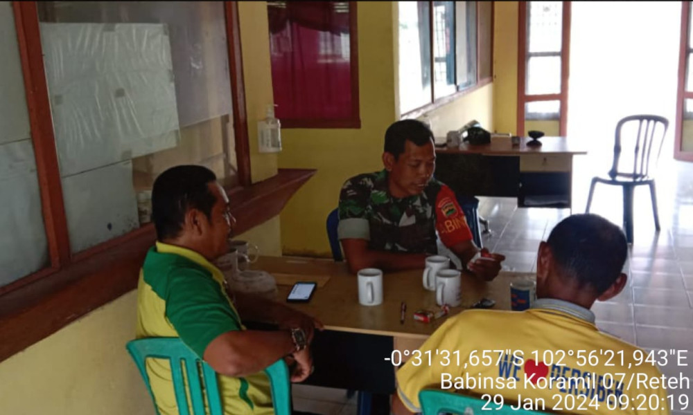 Waspadai Banjir, Serka Yadi Yanto Giat Jaga Keamanan dan Ketertiban Kampung