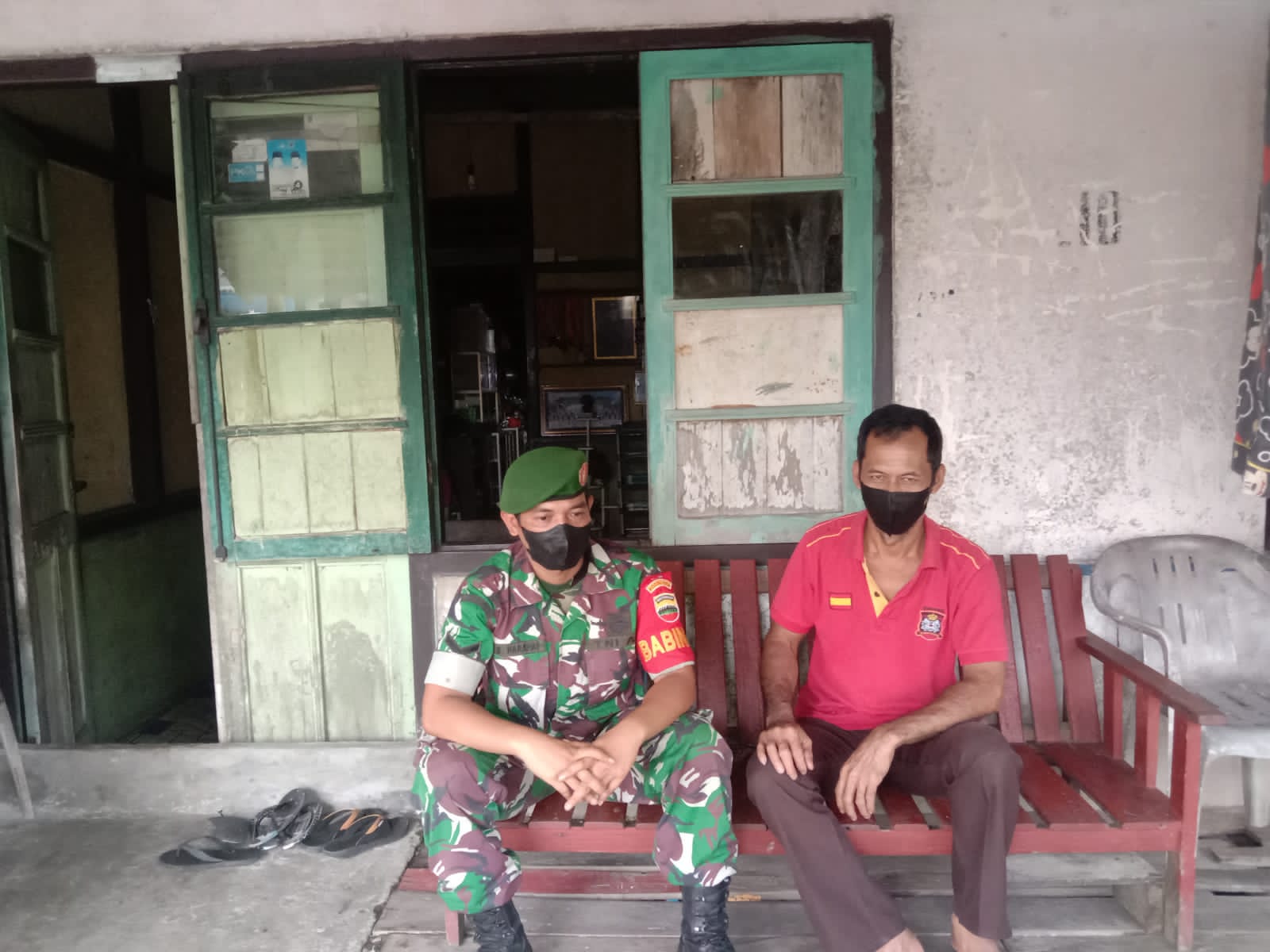 Sambut HUT RI ke-77, Babinsa Koramil 04/Kuindr Lakukan Komsos Bersama Warga