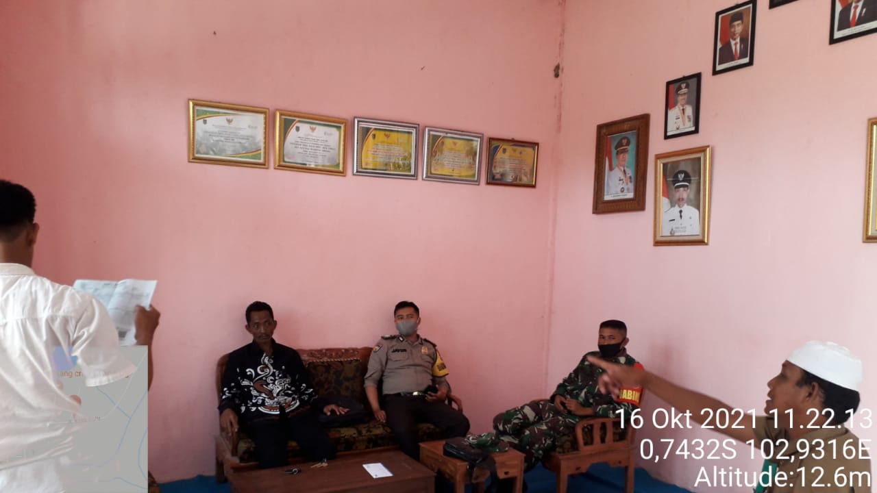 Komsos bersama Perangkat Desa, Babinsa 09/Kemuning Bahas Soal Persiapan Goro Pembersihan Parit Landa