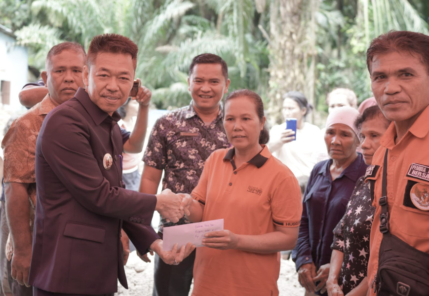 Bupati dan Wabup Rohil Berikan Bantuan Korban Rumah Kebakaran di Balam Sempurna Kota