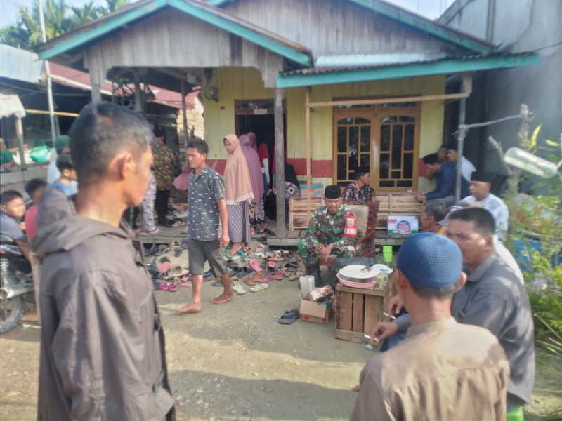 Babinsa Koramil 09/Kemuning Lakukan Melayat di Salah Satu Rumah Warga di Binaan