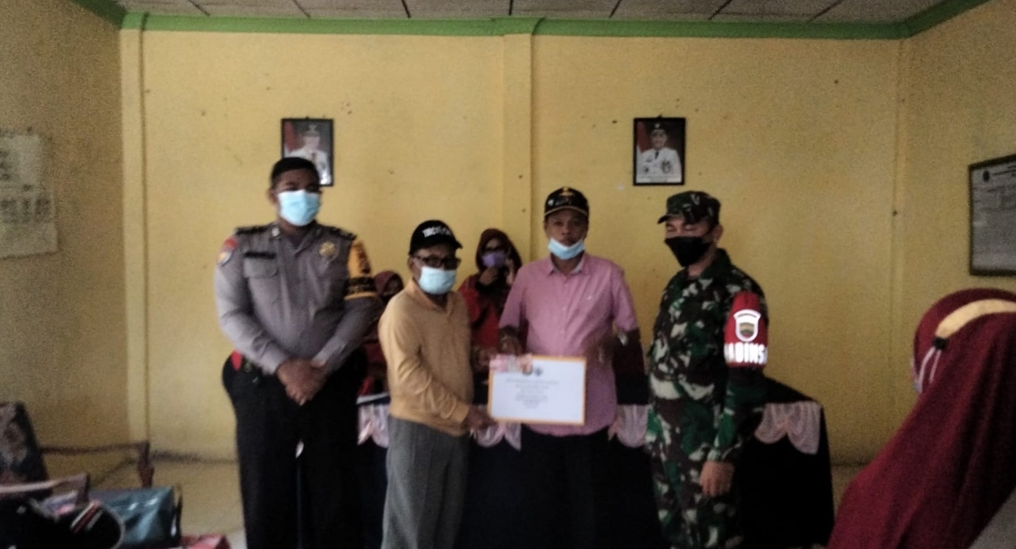 Babinsa Koramil 12/Batang Tuaka Bersama Bhabinkamtibmas Kawal Penyaluran BLT Sungai Dusun