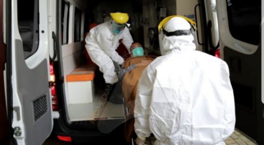 Positif Corona Usai Tarawih, 3 Warga Ini Diangkut ke RS Rujukan