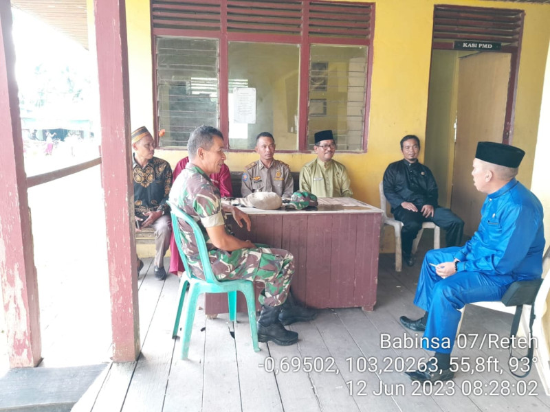 Babinsa Pelda Nofiandi Komsos Bersama Aparat Pemerintahan Kecamatan Reteh
