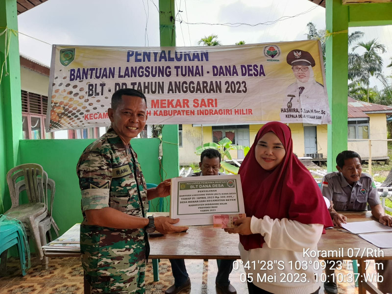 Danramil 07/Reteh Dampingi Penyaluran Bantuan BLT