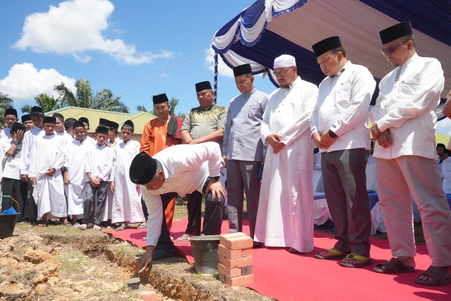Shalat Jum'at Perdana, Masjid Sultan Yahya Pondok Pesantren Darul Hadist Siak Diresmikan Shalat Jum'at Perdana, Masjid Sultan Yahya Pondok Pesantren Darul Hadist Siak Diresmikan