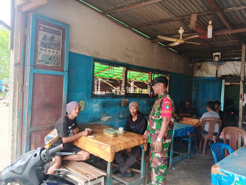 Babinsa Serka Hendra Putra Ajak Warga Sungai Bela Jaga Kamtibmas