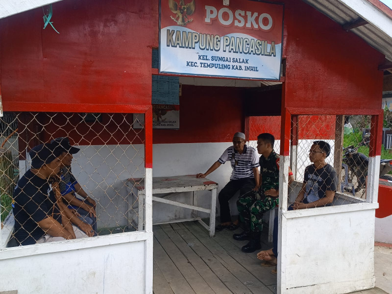 Perkuat Kampung Pancasila, Babinsa 03/Tpl Beri Pembekalan ke Warga Sembari Komsos