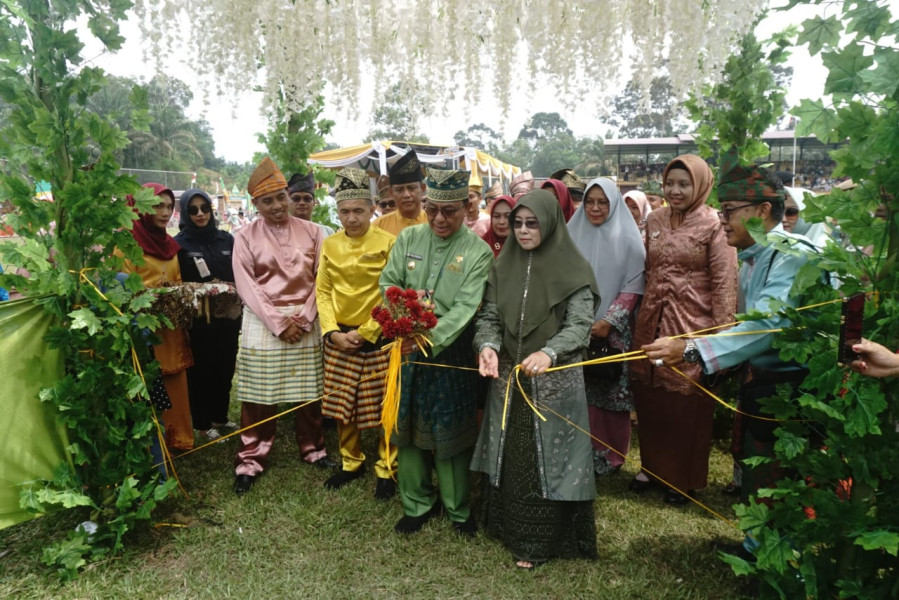 Bupati HM WARDAN Lepas Pawai Ta'aruf dan Buka Stand Bazar MTQ ke-53 Tingkat Kabupaten Indragiri Hilir Tahun 2023