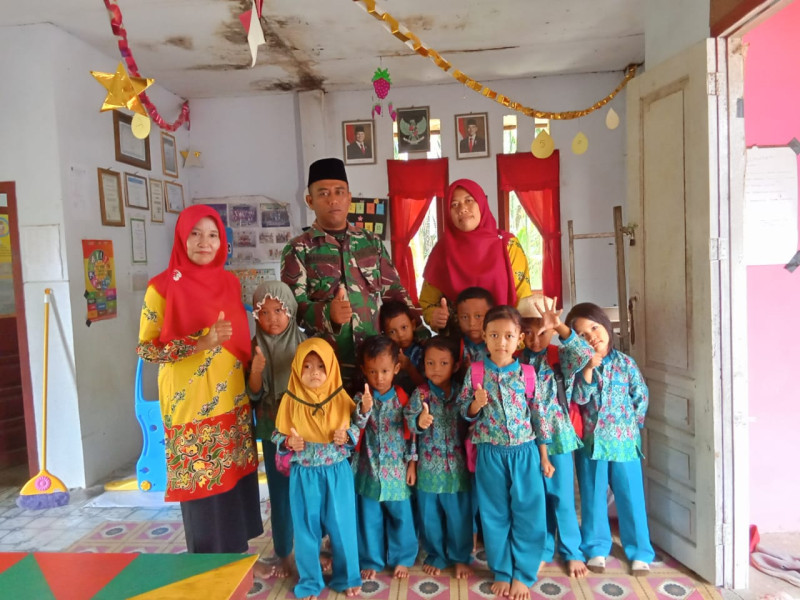 Kunjungan Babinsa Koramil 07/Reteh ke PAUD: Meningkatkan Peran Serta Masyarakat dalam Pendidikan