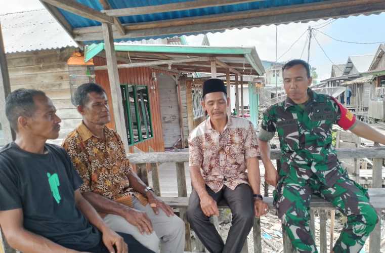 Babinsa Koramil 04/Kuindra Himbau Warga Untuk Menjaga Kebersihan