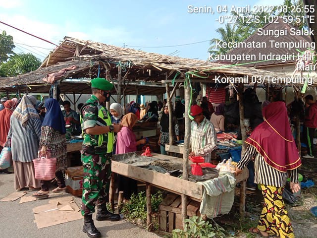 Hari Kedua Ibadah Puasa, Babinsa 03/Tempuling Pantau Transaksi Perdagangan di Pasar 