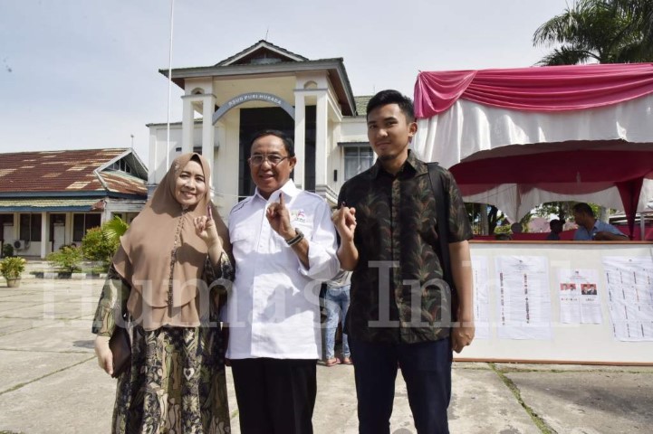 Pilpres dan Pileg TH 2019, Bupati HM.Wardan beserta Istri Mencoblos di TPS 12 Tembilahan Hilir. 