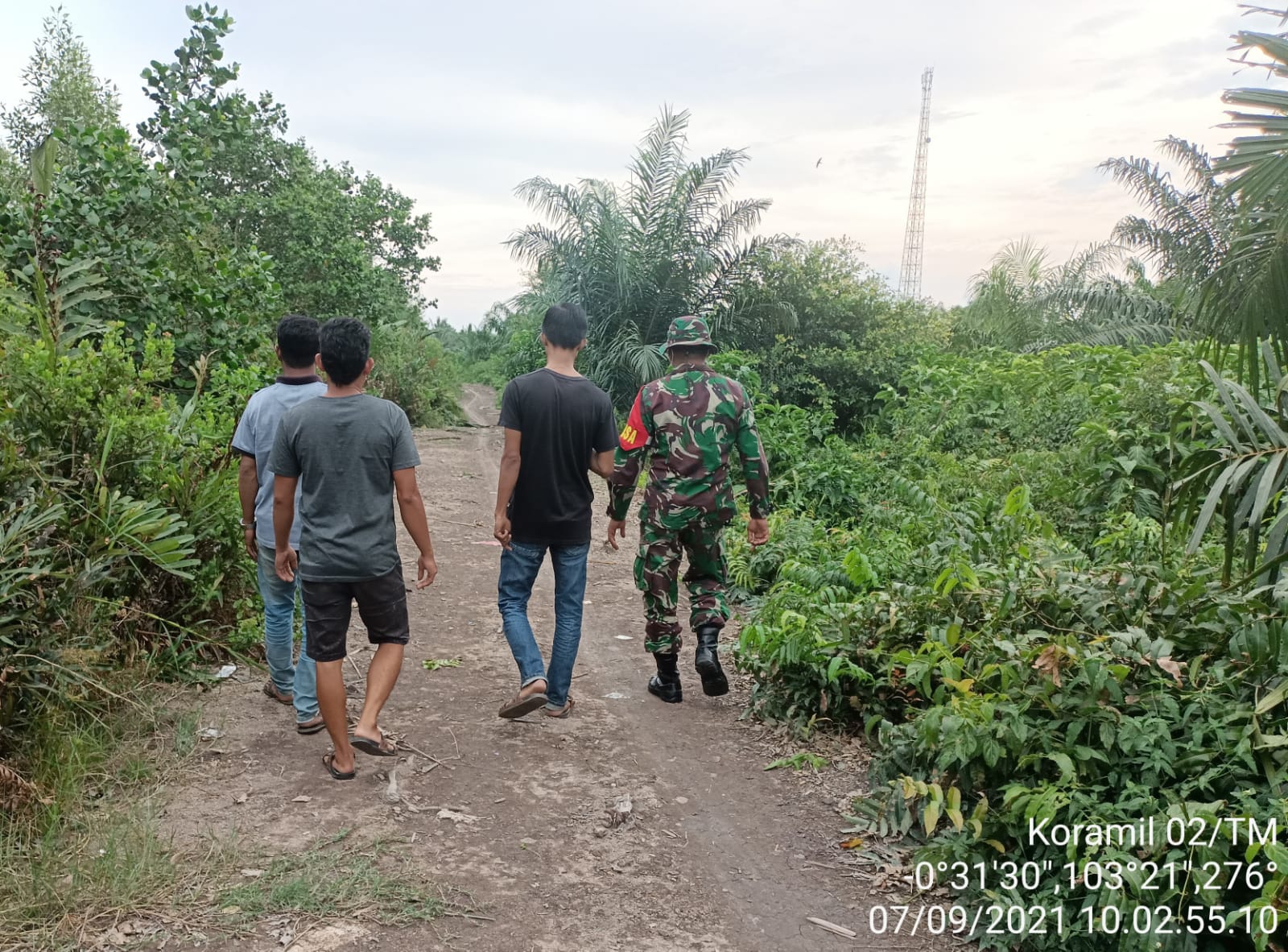 Bersama Warga, Babinsa Desa Rantau Panjang Lakukan Upaya Pencegahan Karhutla