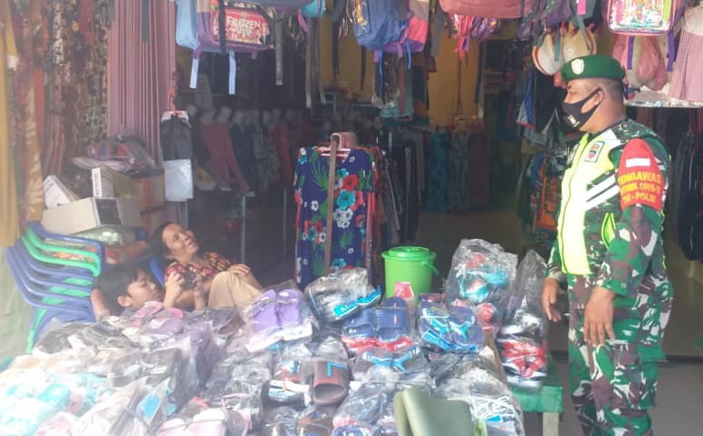 Tegakkan Protokol Kesehatan, Babinsa Koramil 03 Siak Sosialisasi Disiplin Protokol Kesehatan di Pasa