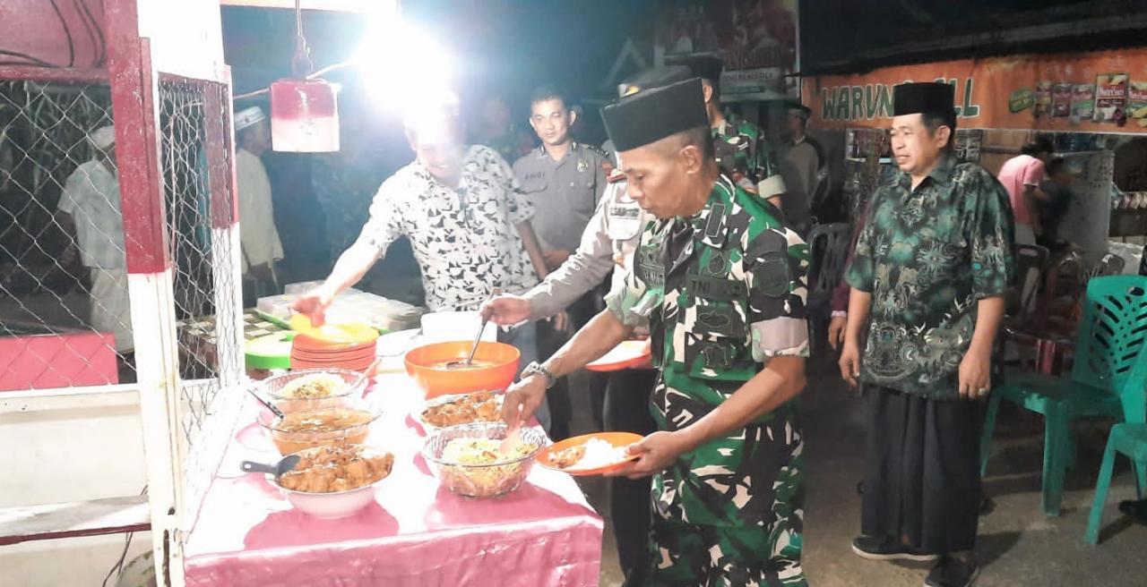 Koramil 03/Tempuling Jalin Sinergitas Tiga Pilar Dengan Berbuka Puasa Bersama Warga
