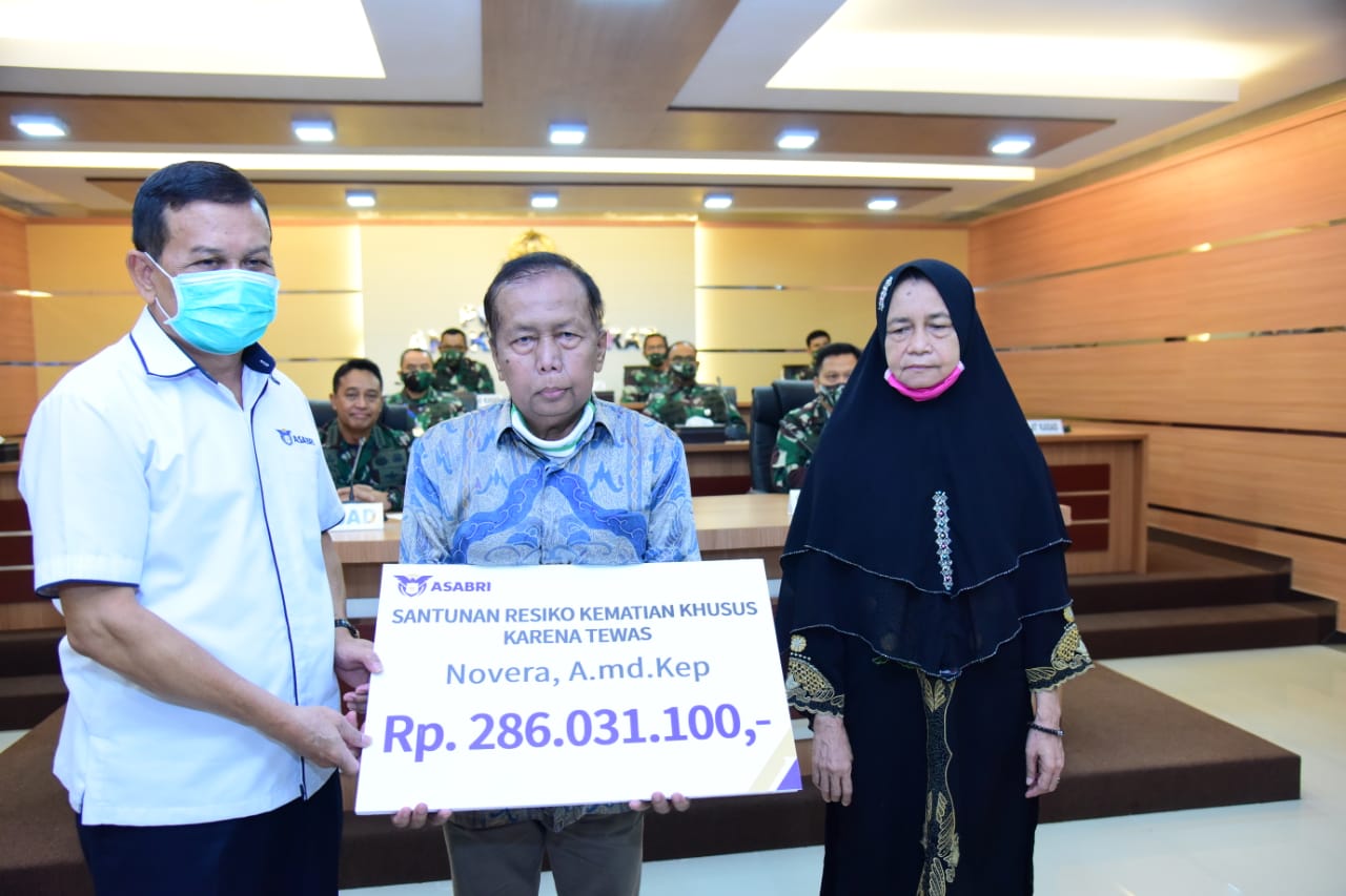 Ahli Waris Dua Pahlawan Kesehatan TNI AD Terima Santunan Asabri