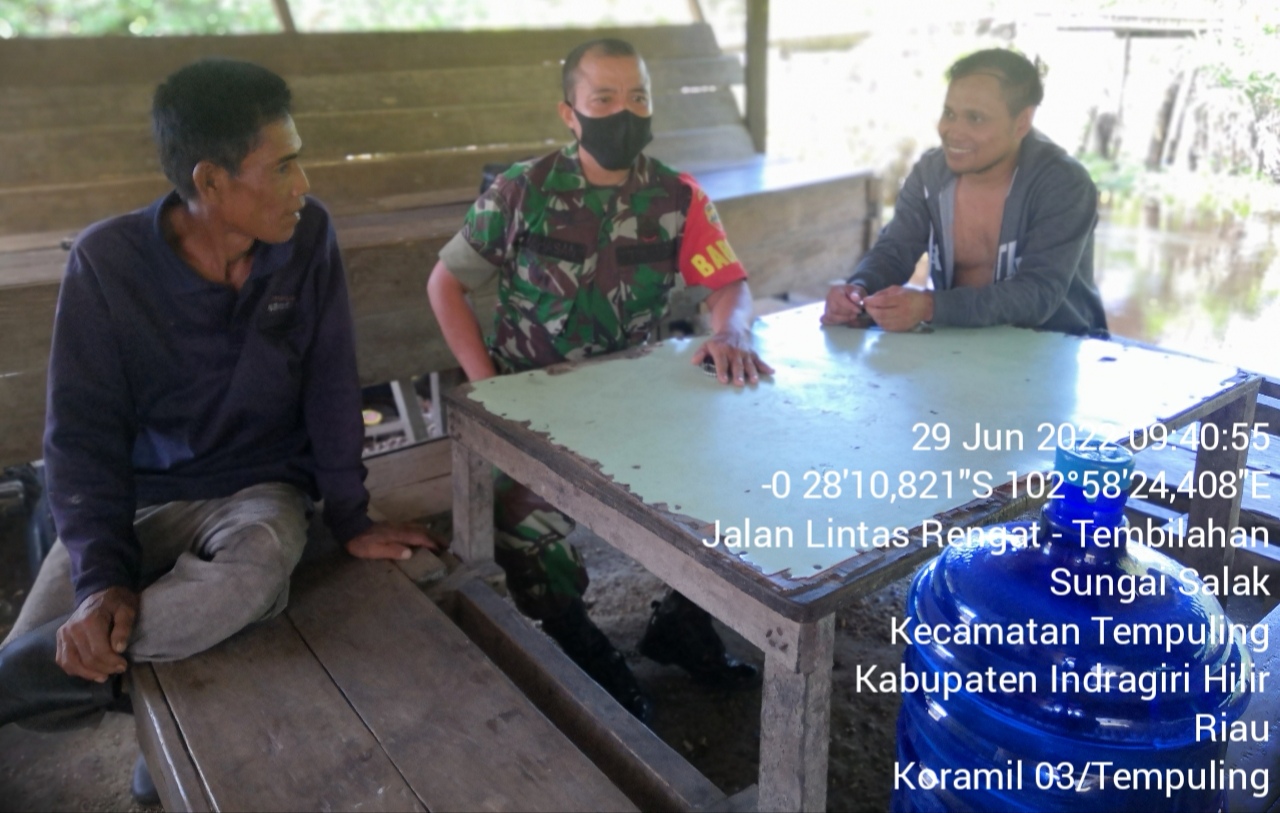 Sambangi Warga, Babinsa 03/Tempuling Ingatkan Warga Jaga Keamanan Desa Dan Patuhi Protokol Kesehatan