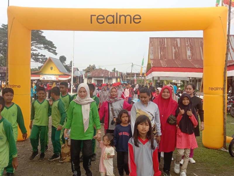 Semarakkan Peringatan HUT RI Ke 78, Danramil 03/Tempuling Ikuti Gerak Jalan Santai Bersama Ibu-ibu Persit Koramil