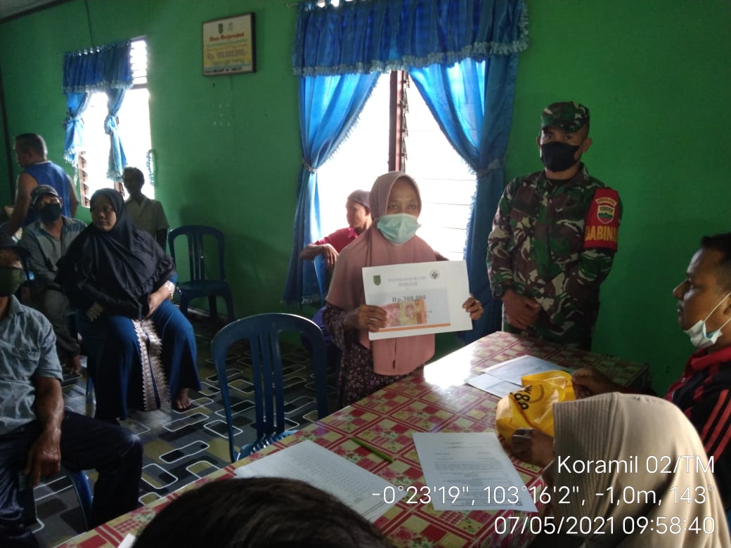 Babinsa Desa Tekulai Hilir Kembali Dampingi Penyaluran BLT