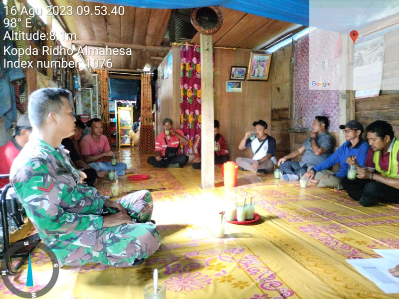 Babinsa Koramil 05/GAS Kodim 0314/Inhil Kopda Ridho Almahesa Giat Komsos Bersama Staf Desa