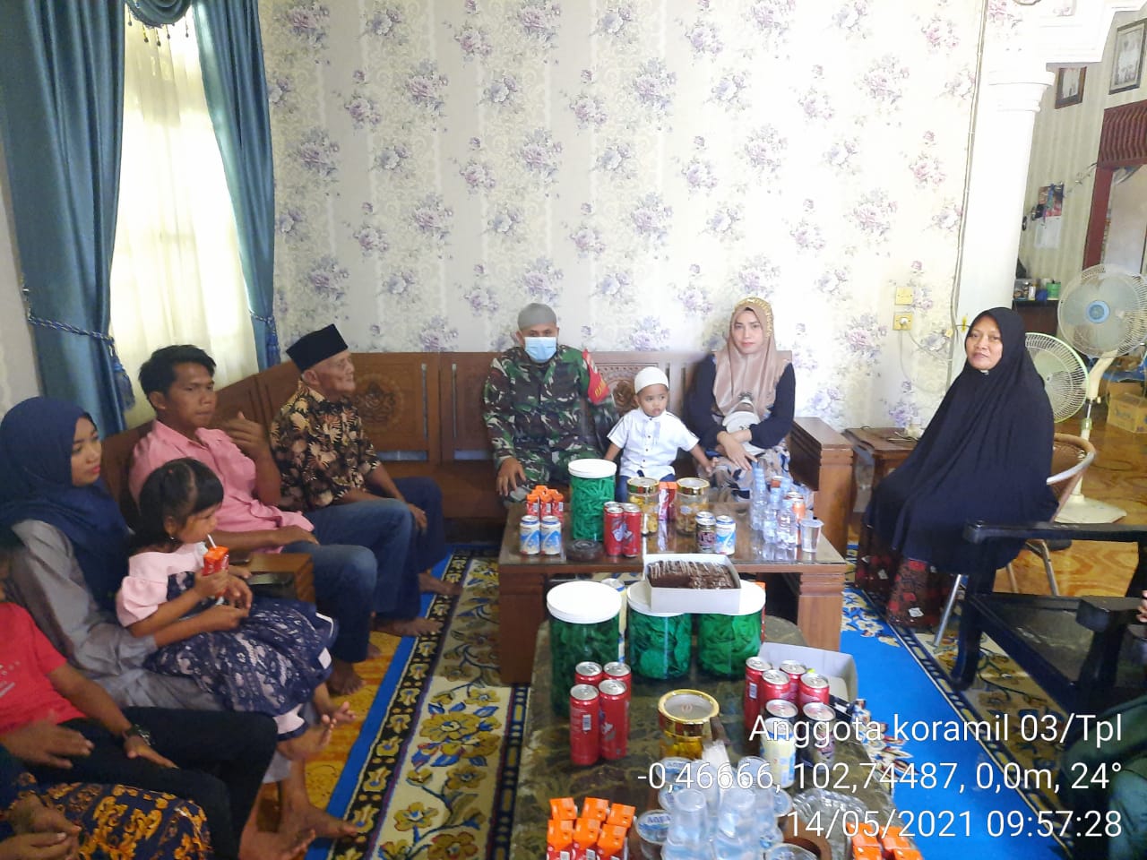 Jalin Silaturahmi Disaat Lebaran, Babinsa 03/Tempuling Bersama Istri Anjangsana Kerumah Warga