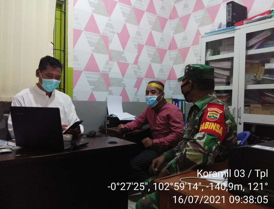 Babinsa Koramil 03/Tempuling Lakukan Komsos dengan Nakes UPT Puskesmas Tempuling 
