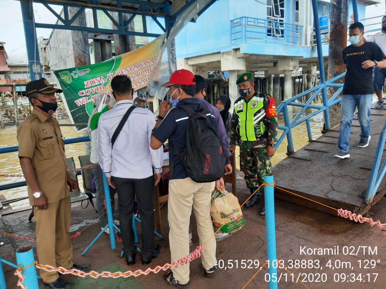 Koramil 02/Tanah Merah Lakukan Penegakan Disiplin Prokes di Pelabuhan Kuala Enok