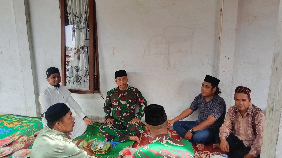 Babinsa Koramil 05/Gas Koptu Umar Nasution Komsos Dengan Masyarakat Guna Jalin Silaturahmi