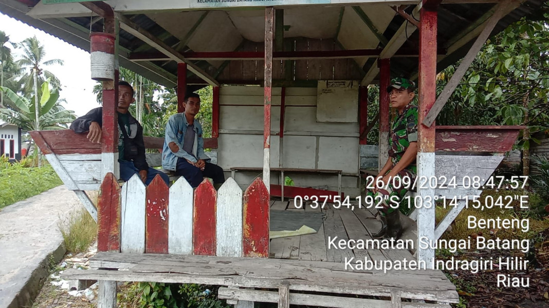 Babinsa Sertu M. Hasan Giat Komsos Guba Tingkatkan Tali Silaturrahmi Dengan Warga Setempat