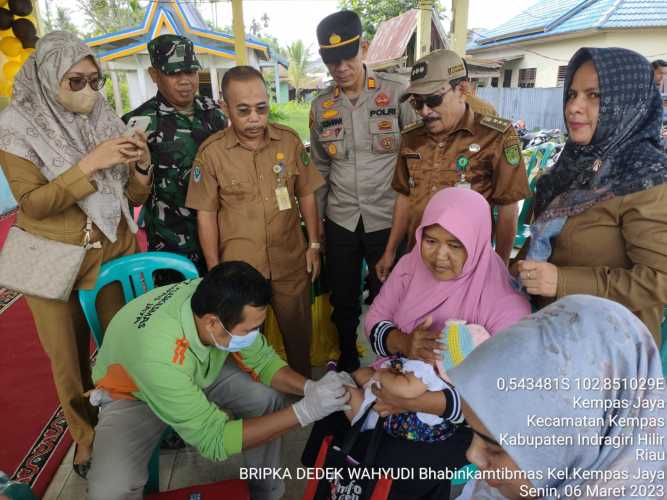 Babinsa 03/Tpl Dampingi Puskesmas Kempas Imunisasi Polio Yang dimulai 6-13 Maret