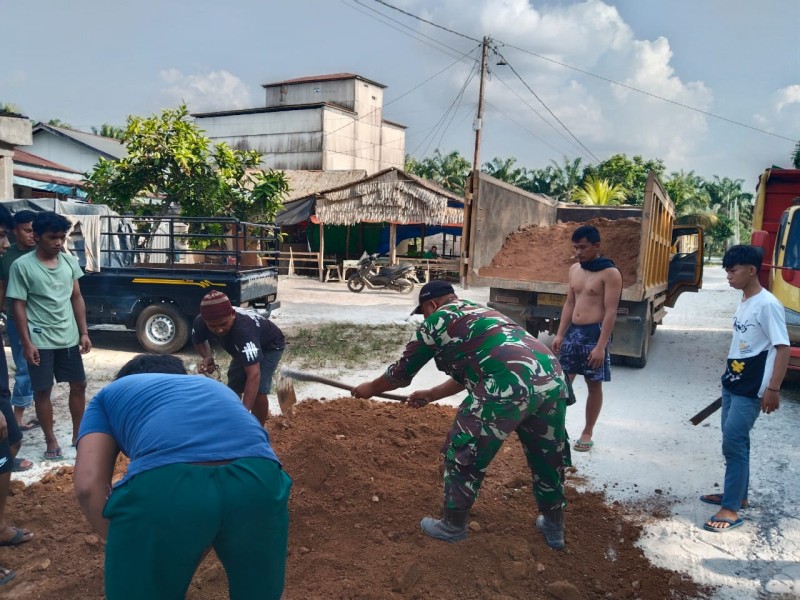 Babinsa Koramil 09/Kemuning di Desa Petalongan: Gotong Royong Bukan Sekadar Bersih, Tapi Rajut Kekompakan