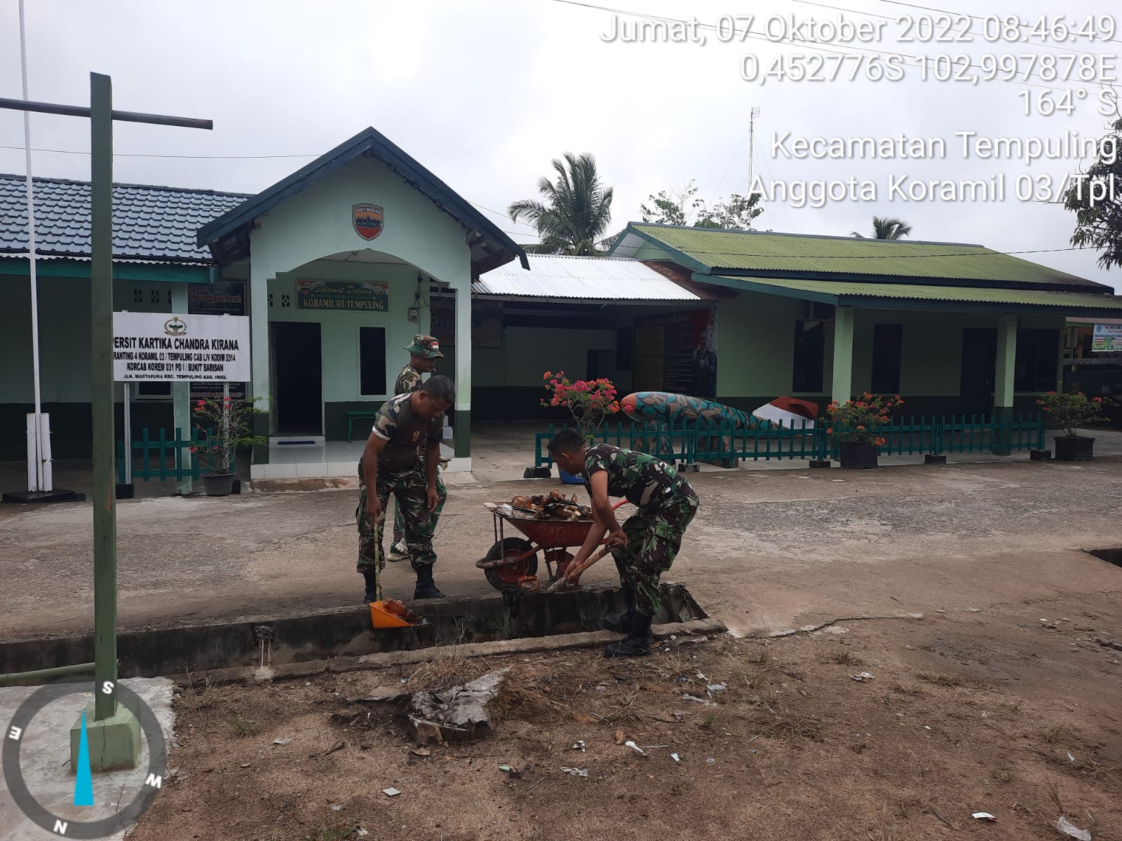Ciptakan Suasana Kerja Yang Nyaman Anggota Koramil 03/Tempuling Bersihkan Pangkalan
